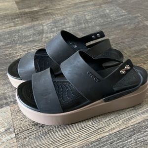 CROCS WOMENS BROOKLYN PLATFORM WEDGE SANDAL - BLACK- brown sole